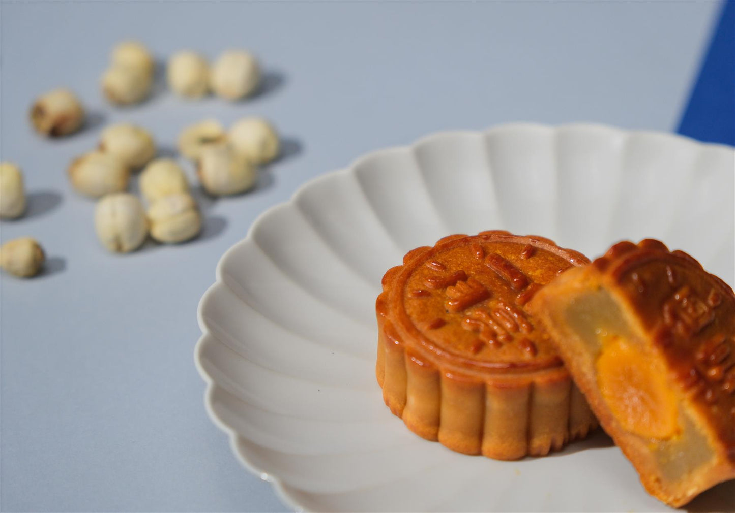 Under the Same Moon White Lotus Seed Paste Mooncake with Egg Yolk (Box of 4) 一個月亮 白蓮蓉蛋黃月餅 (4件禮盒裝)